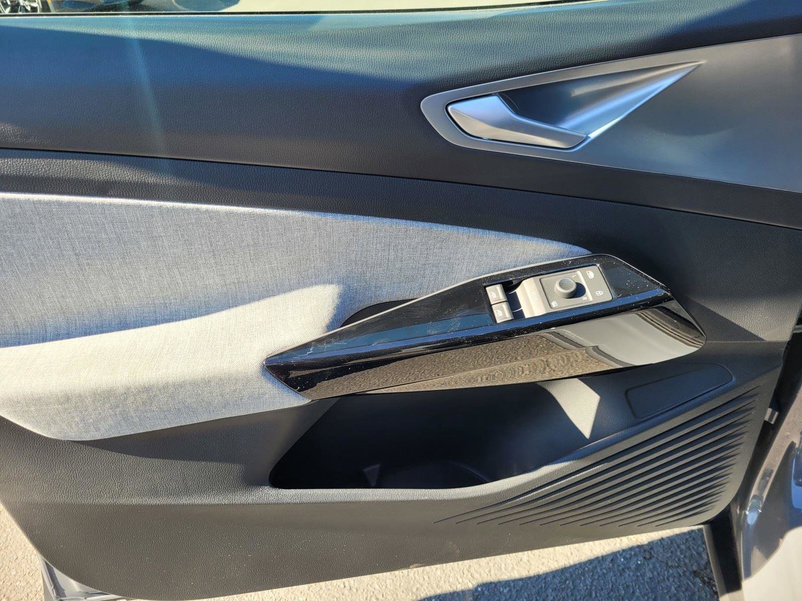 New 2025 Volkswagen ID.4 Pro RWD image 17
