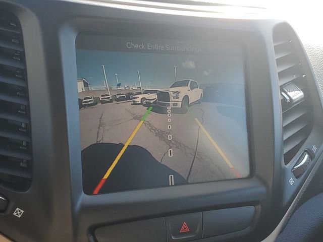 Used 2016 Jeep Cherokee Latitude w/ Cold Weather Group image 18