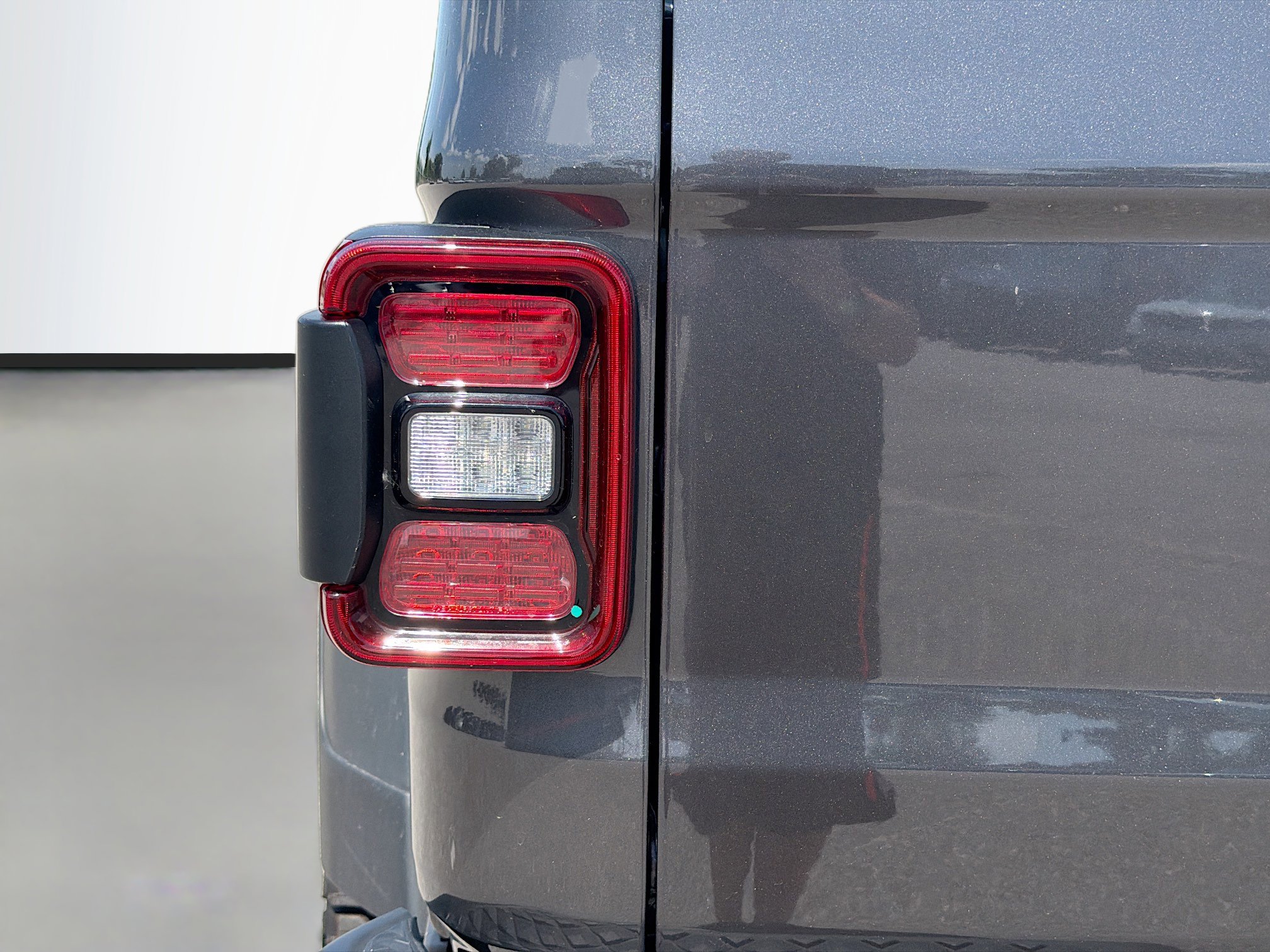 Used 2025 Jeep Gladiator Mojave w/ Technology Group AWD/4WD image 10