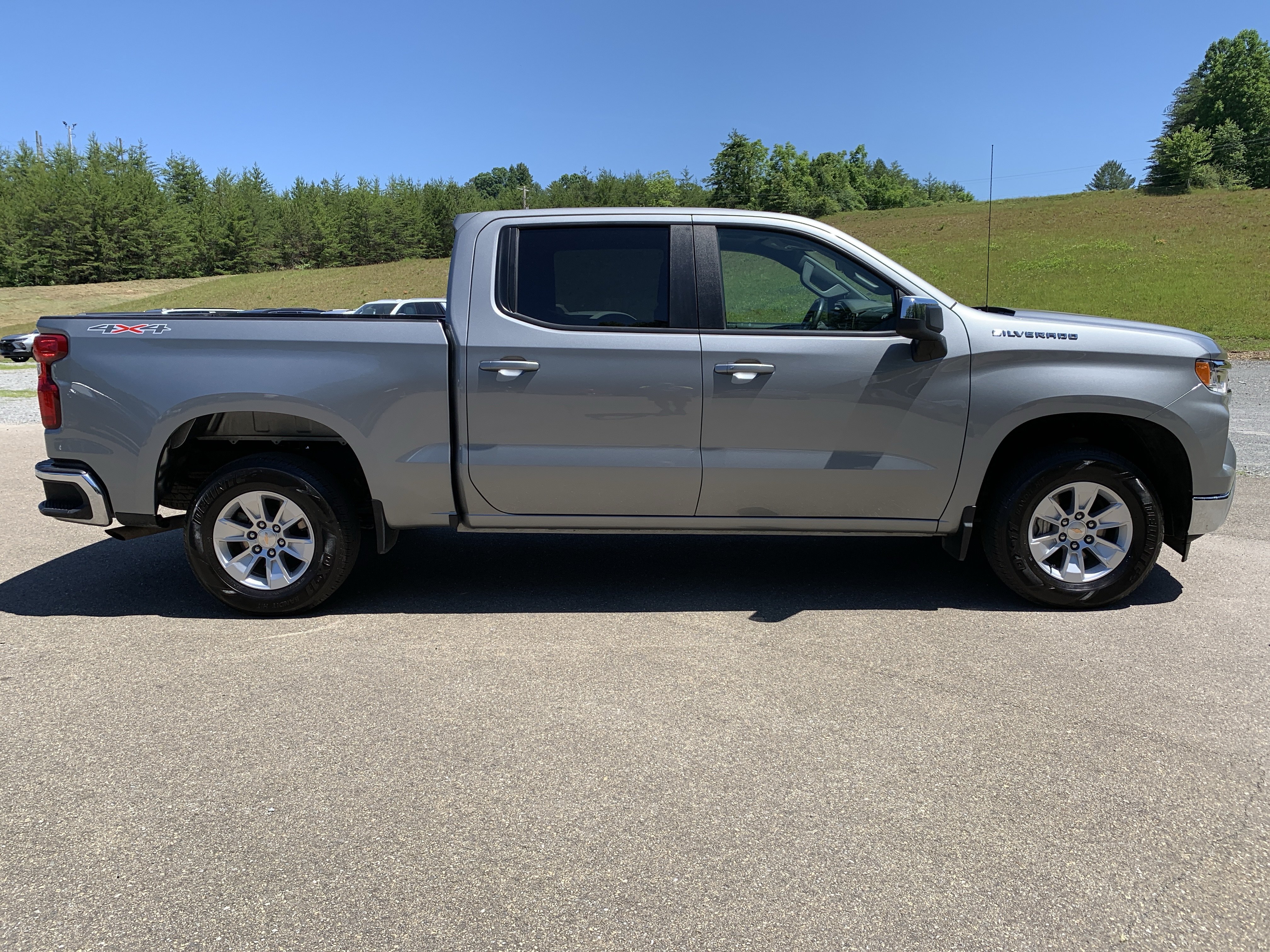 Used 2025 Chevrolet Silverado 1500 LT AWD/4WD image 11