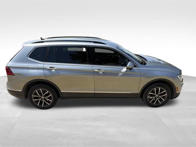 Used 2020 Volkswagen Tiguan SE w/ 3rd Row Seat Package AWD/4WD image 2