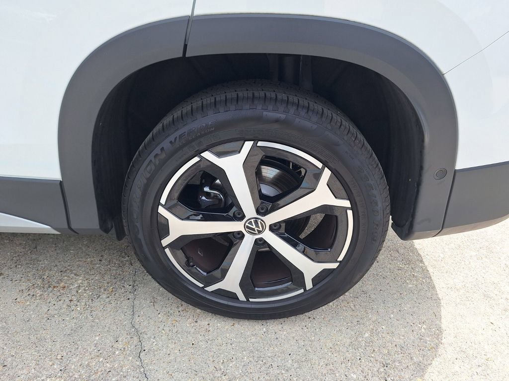 Used 2025 Volkswagen Tiguan SE FWD image 24