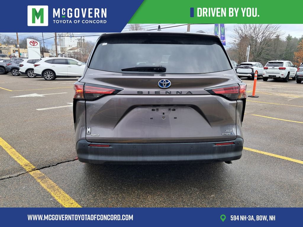 Used 2022 Toyota Sienna XLE w/ XLE Plus Package image 4