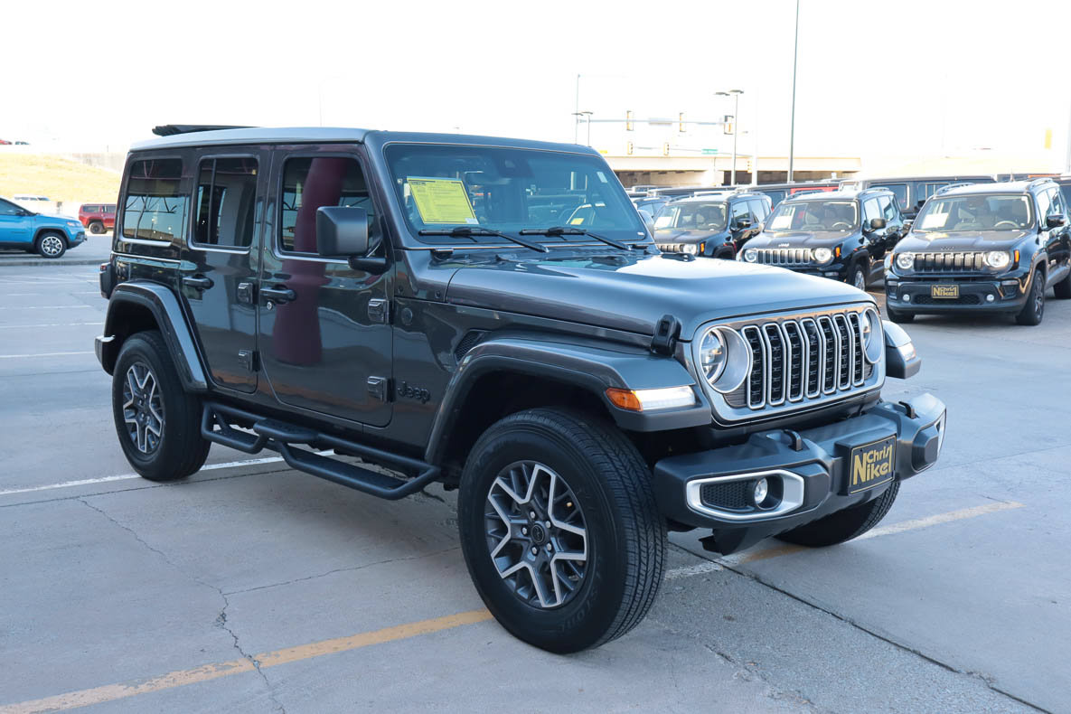 Used 2025 Jeep Wrangler Unlimited Sahara AWD/4WD image 4