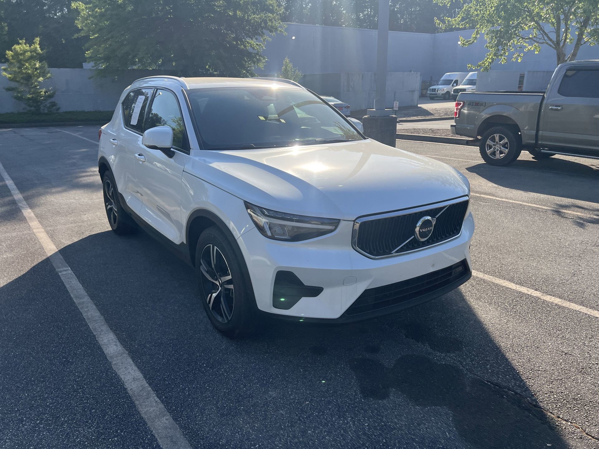 Used 2023 Volvo XC40 B5 Core image 2