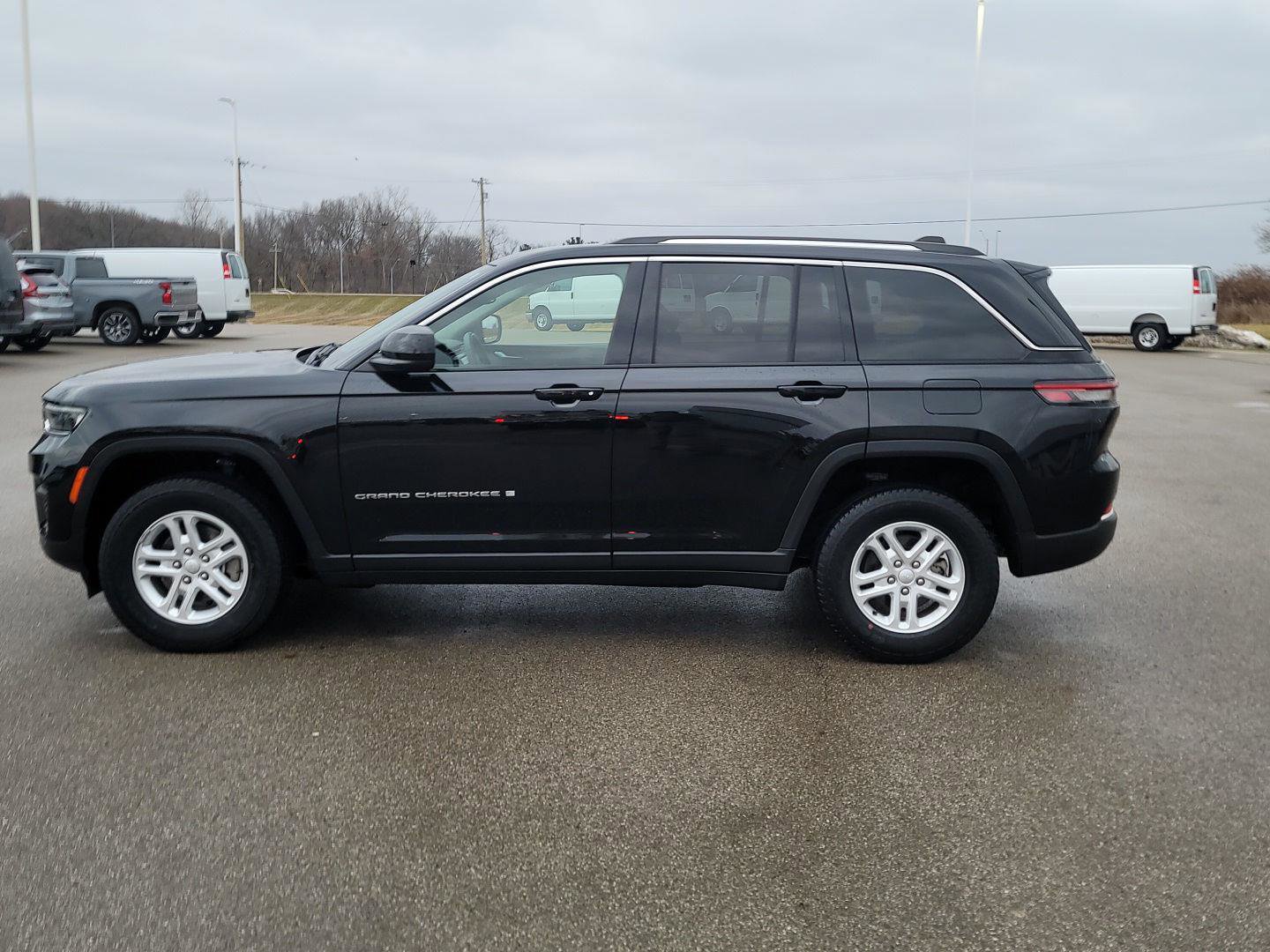 Used 2023 Jeep Grand Cherokee Laredo w/ Luxury Tech Group I image 2