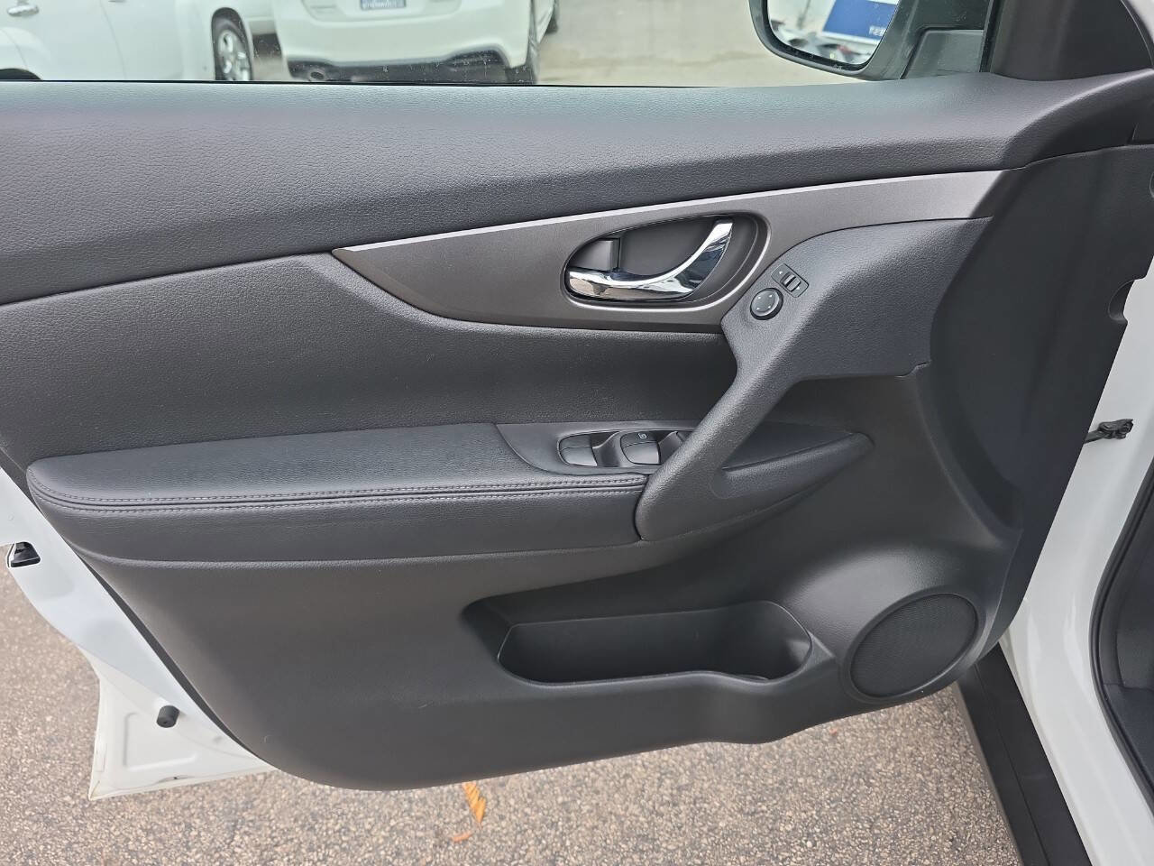 Used 2015 Nissan Rogue SV w/ SV Moonroof Package image 7