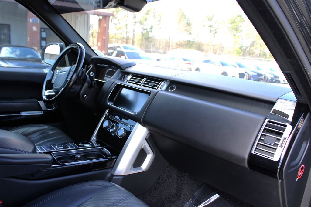 Used 2017 Land Rover Range Rover HSE image 18