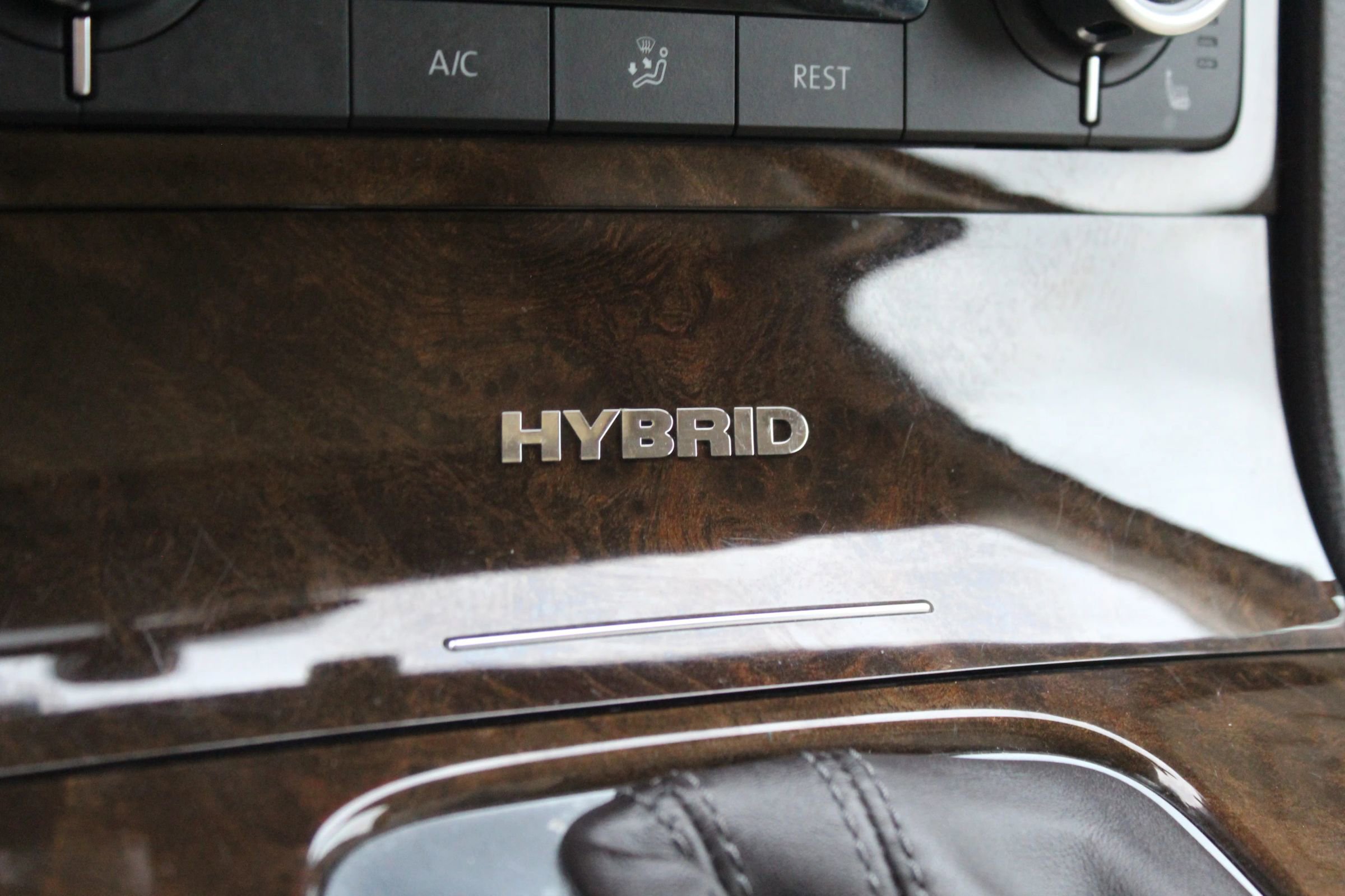 Used 2014 Volkswagen Touareg Hybrid image 32