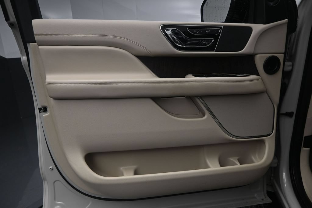 Used 2019 Lincoln Navigator Reserve AWD/4WD image 25