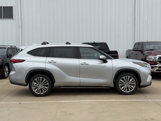 Used 2023 Toyota Highlander Platinum FWD image 3