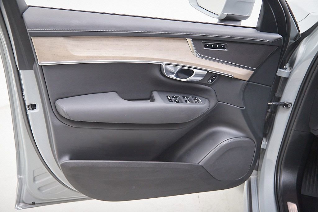 Used 2025 Volvo XC90 B6 Plus image 10