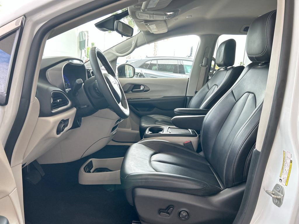 Used 2023 Chrysler Pacifica Touring-L FWD image 9