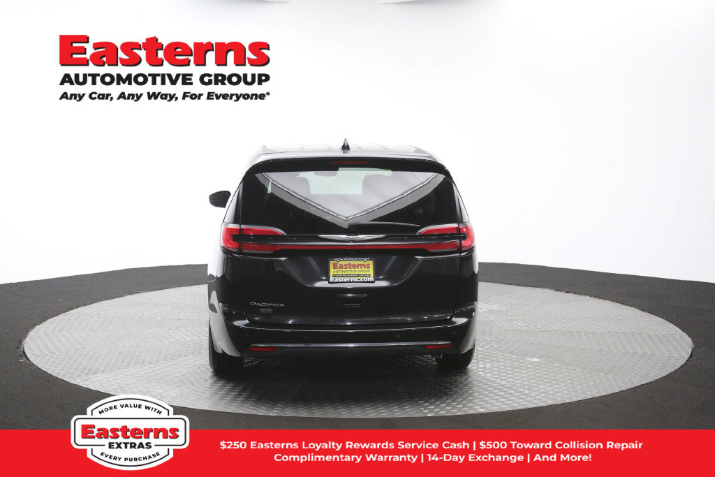 Used 2023 Chrysler Pacifica Touring-L FWD image 39