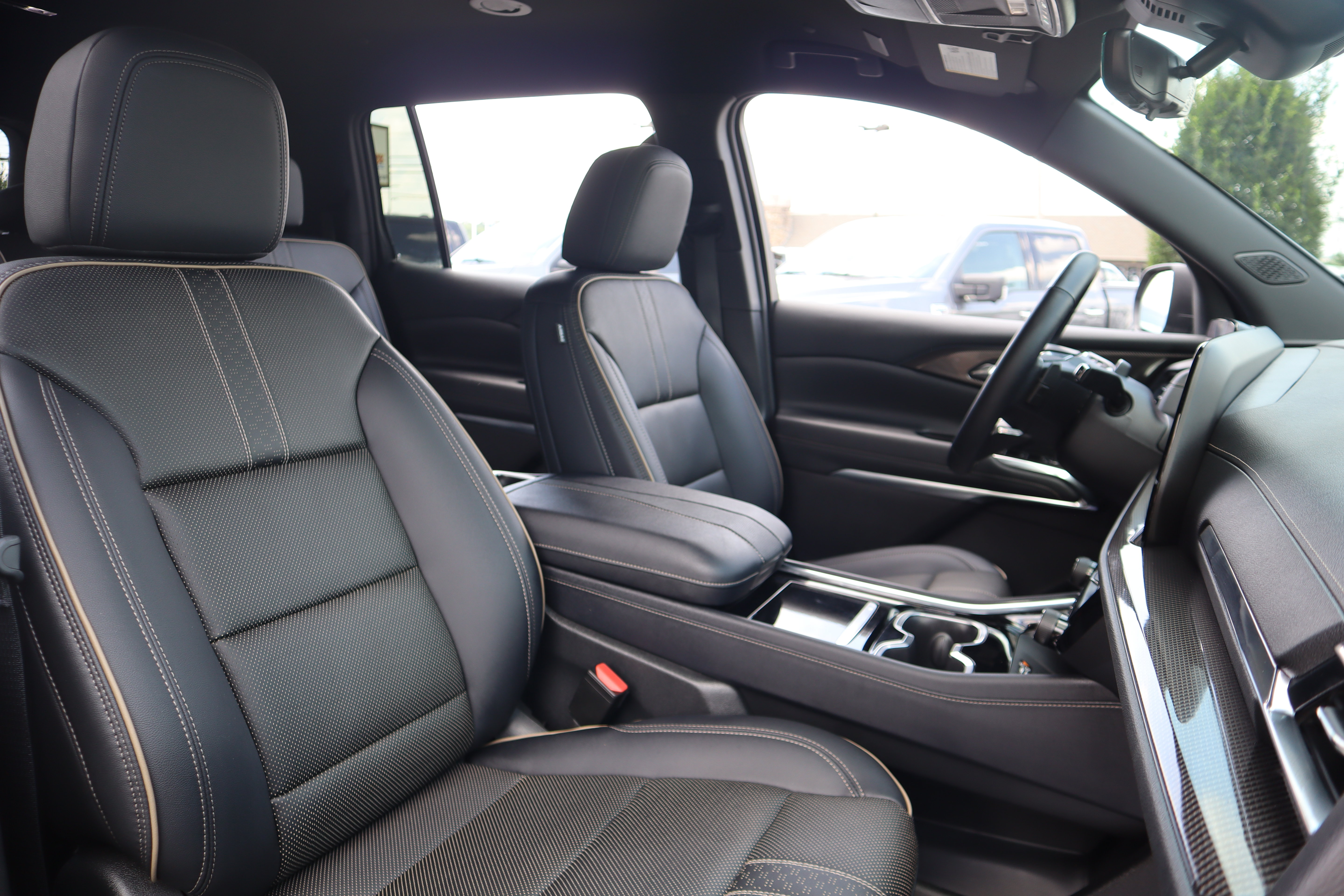 Used 2025 Chevrolet Traverse High Country FWD image 36