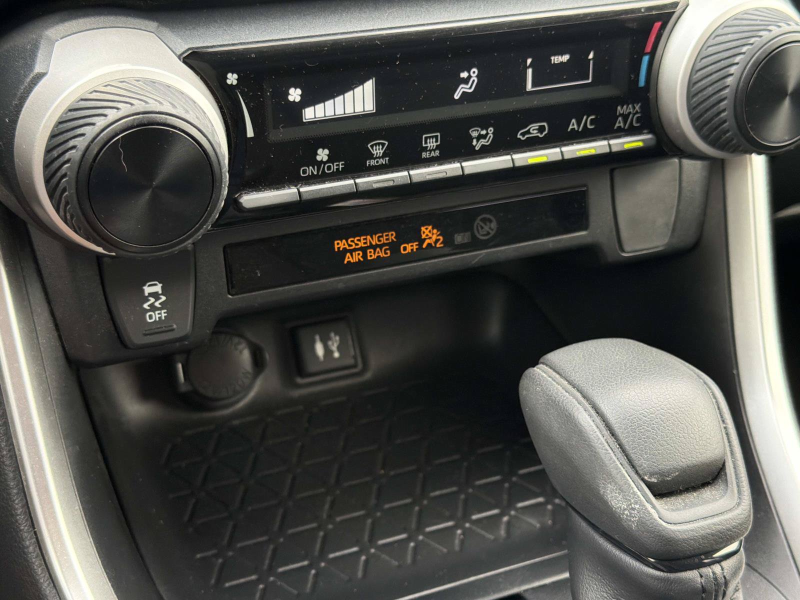 Used 2019 Toyota RAV4 LE w/ Carpet Mat Package FWD image 20