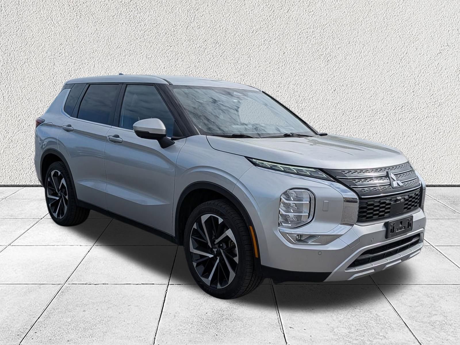 Used 2024 Mitsubishi Outlander SE image 1