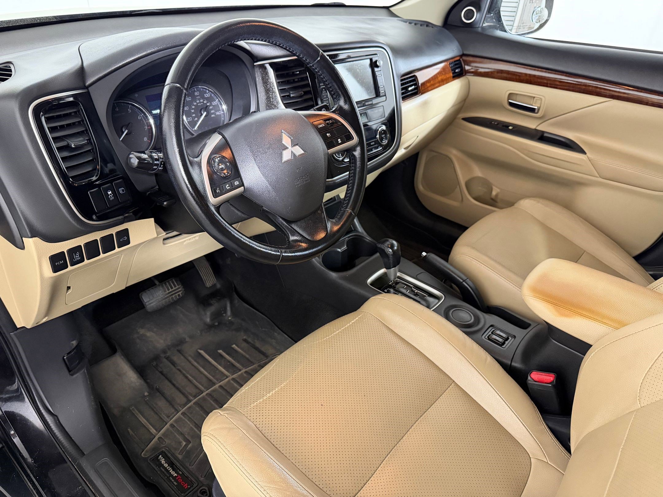 Used 2015 Mitsubishi Outlander SE image 2