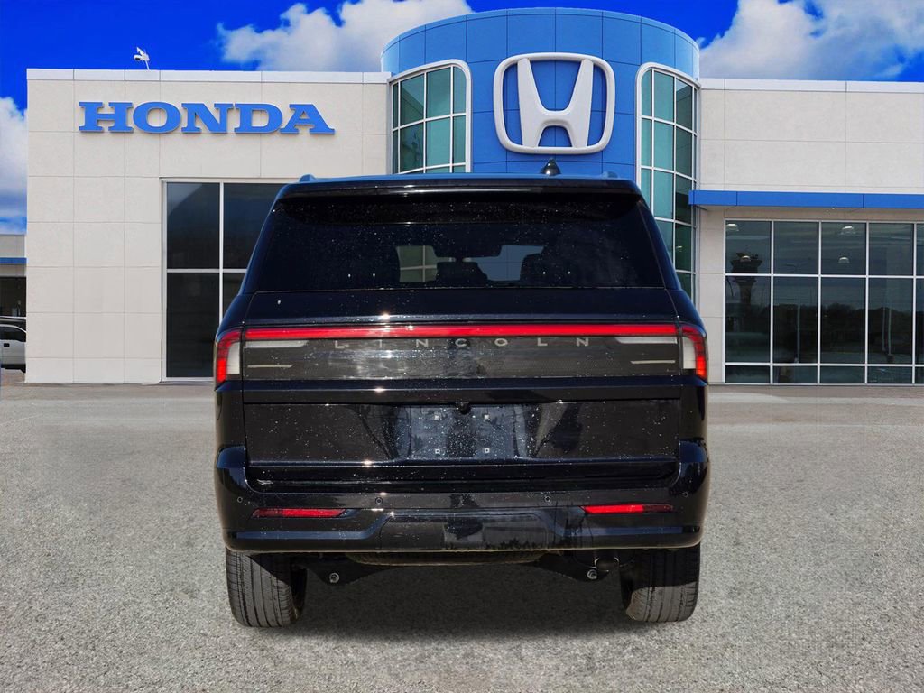 Used 2025 Lincoln Navigator Reserve image 4