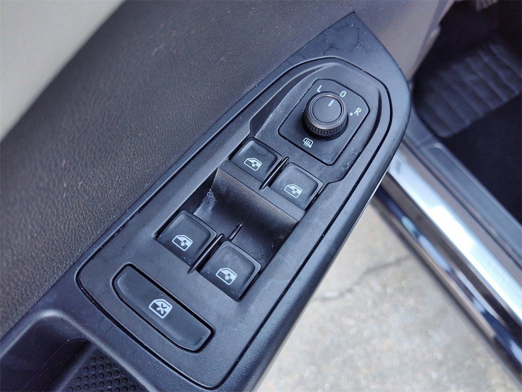 Used 2024 Volkswagen Taos SE image 21