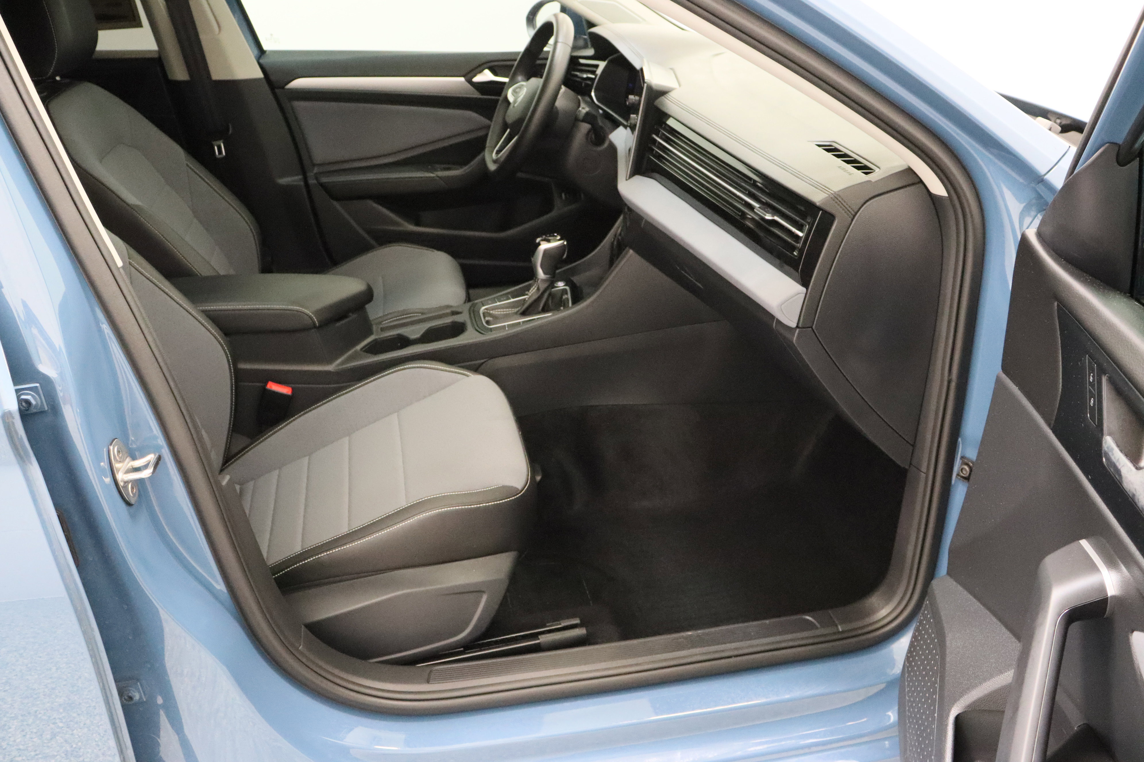 Used 2025 Volkswagen Jetta SE image 38