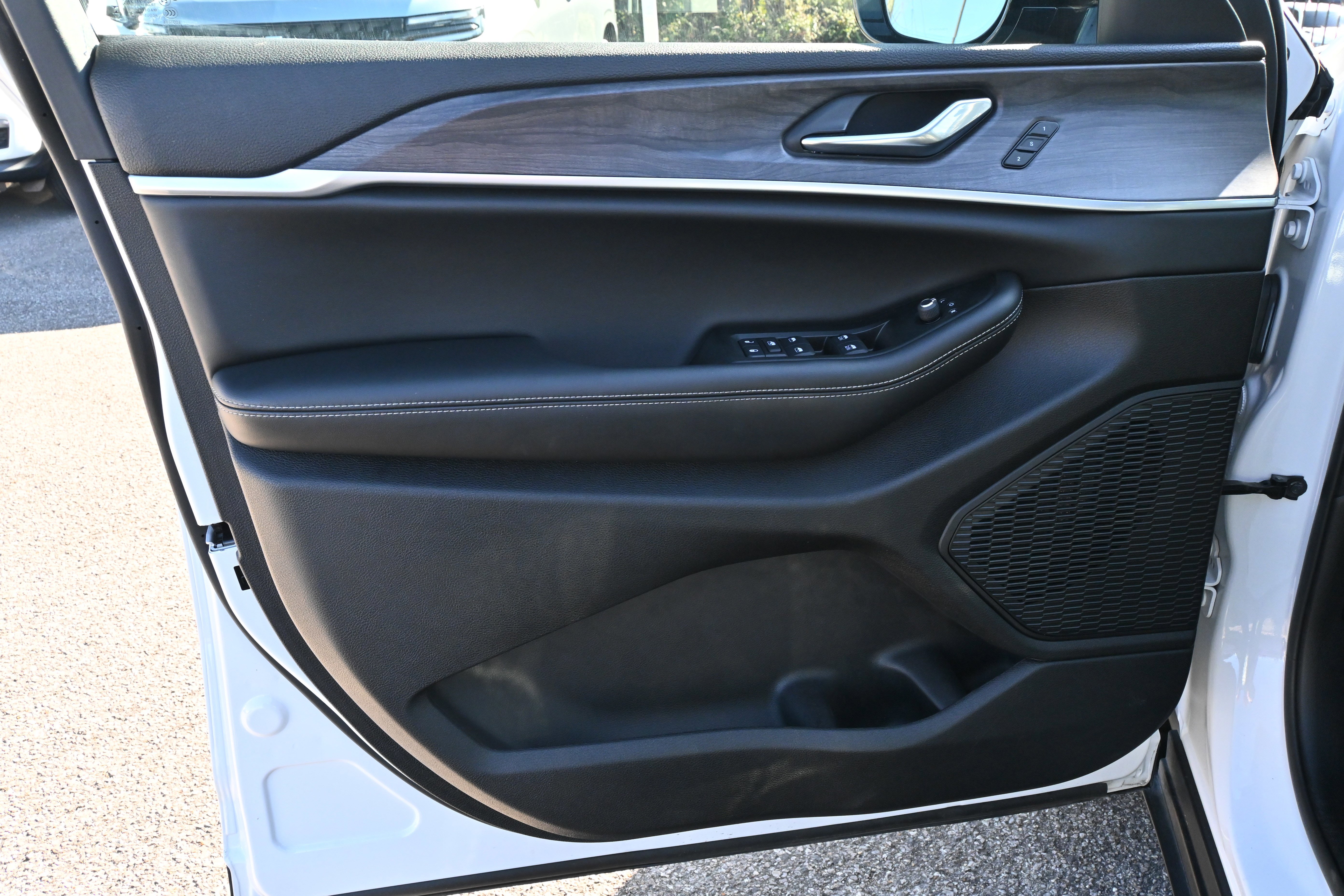 Used 2025 Jeep Grand Cherokee L Limited w/ Luxury Tech Group II image 31