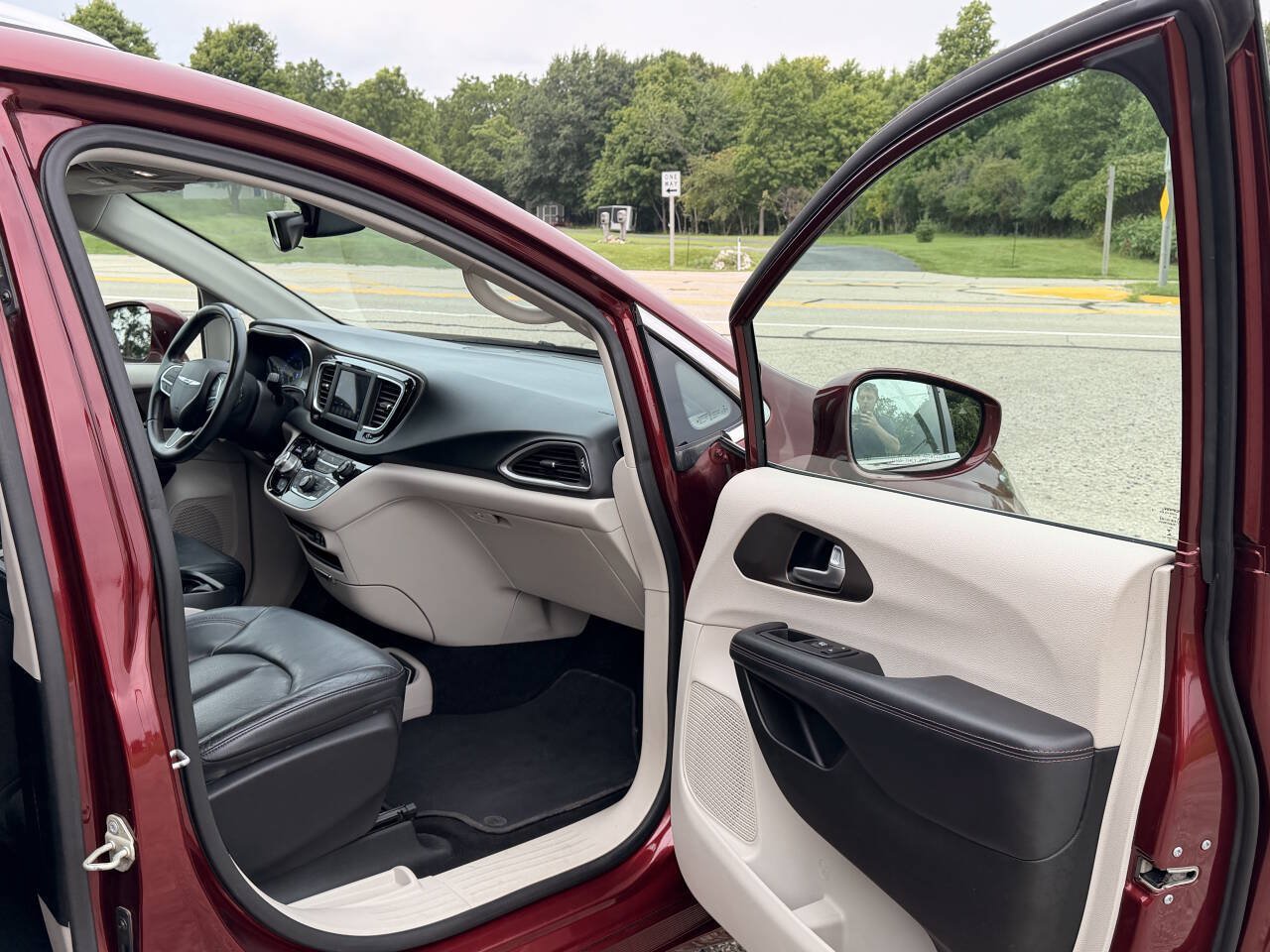 Used 2018 Chrysler Pacifica Touring-L FWD image 28