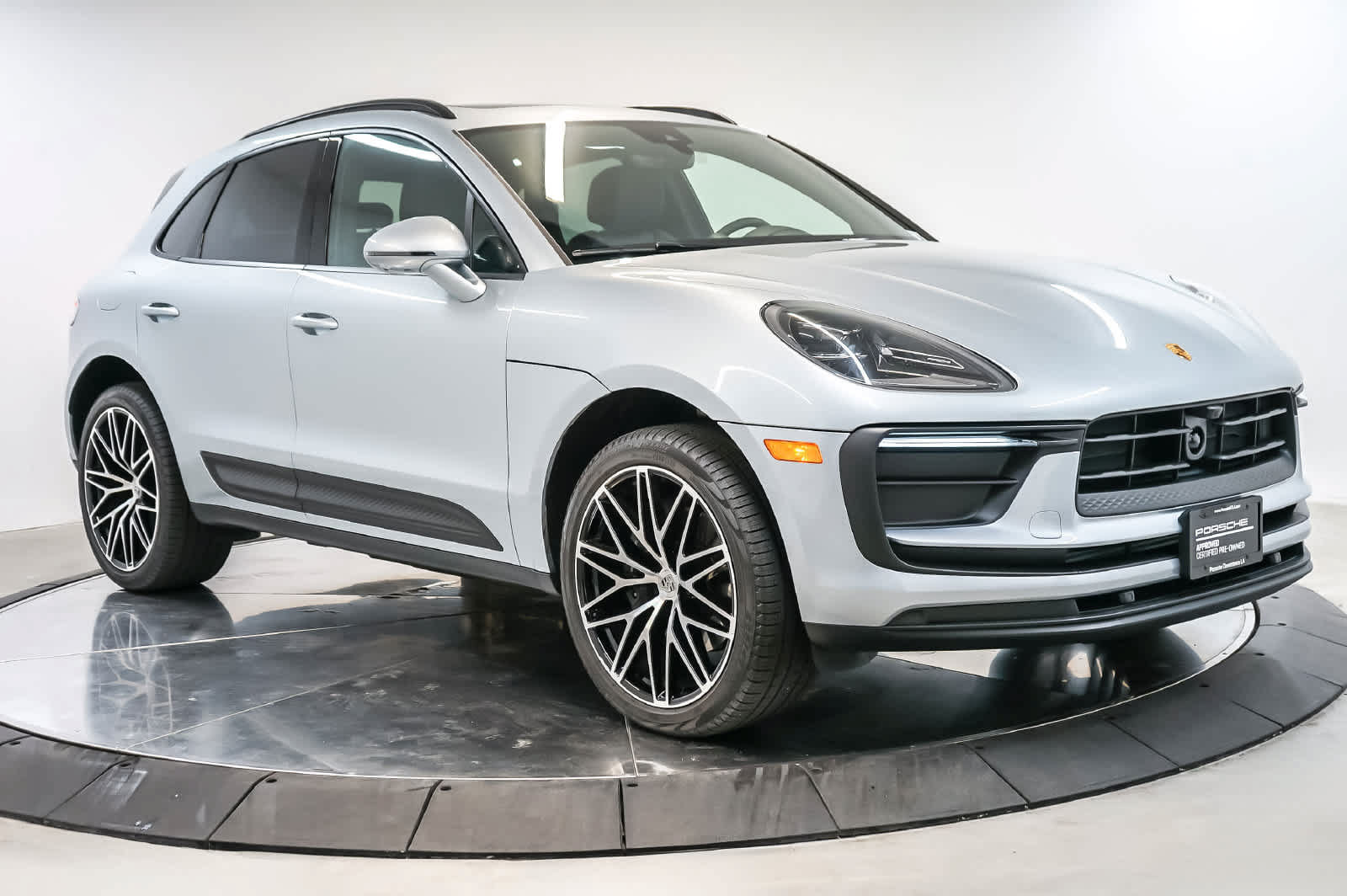 Certified 2026 Porsche Macan AWD/4WD image 6
