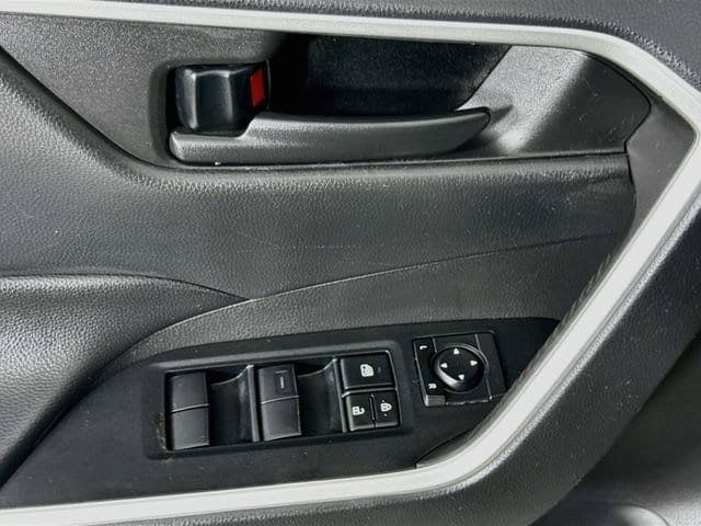 Used 2022 Toyota RAV4 LE FWD image 17