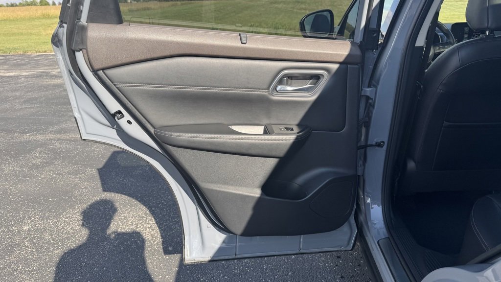 Used 2022 Nissan Rogue Platinum w/ Head-Up Display Package image 14