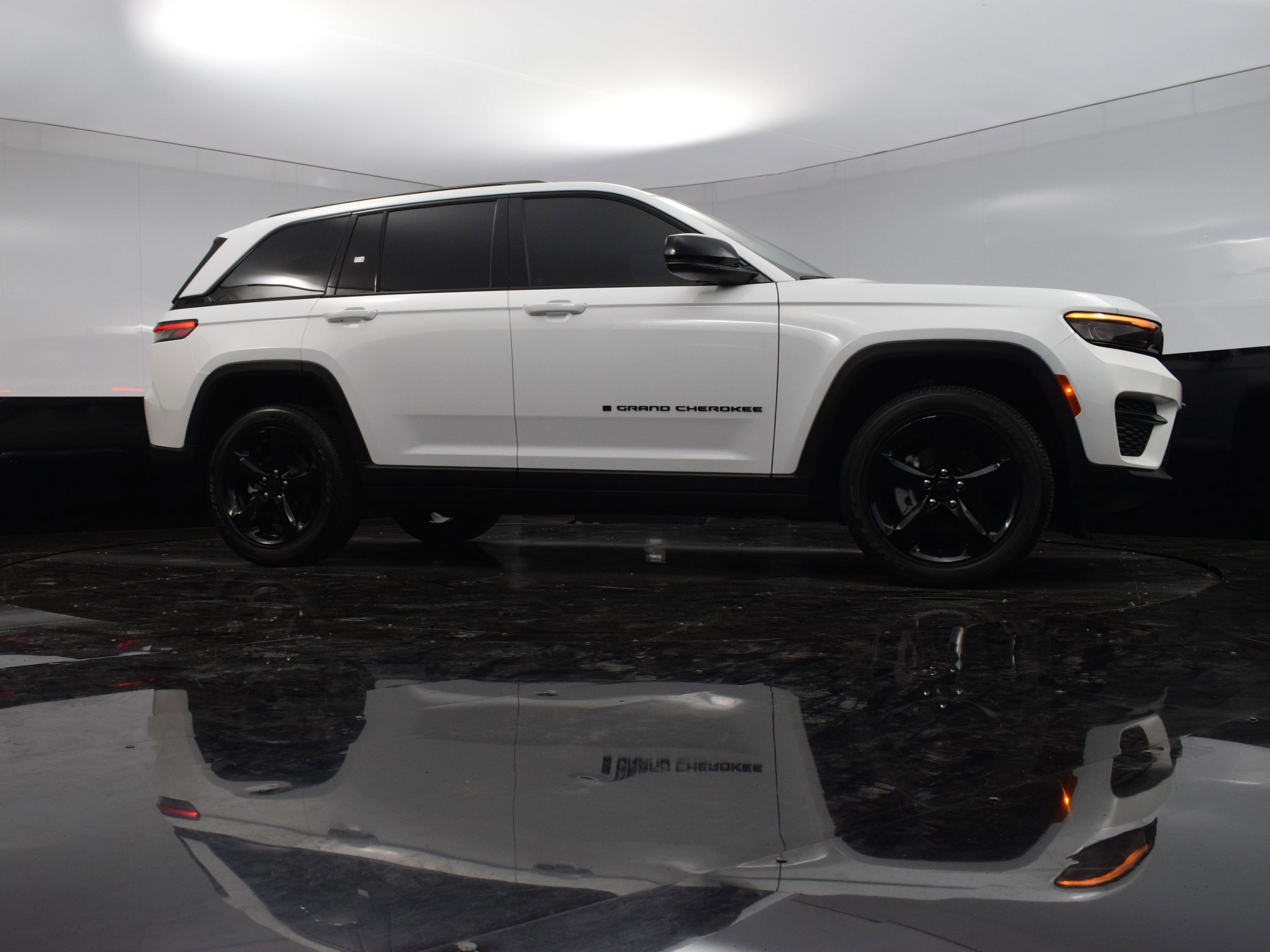 Used 2023 Jeep Grand Cherokee Altitude image 24