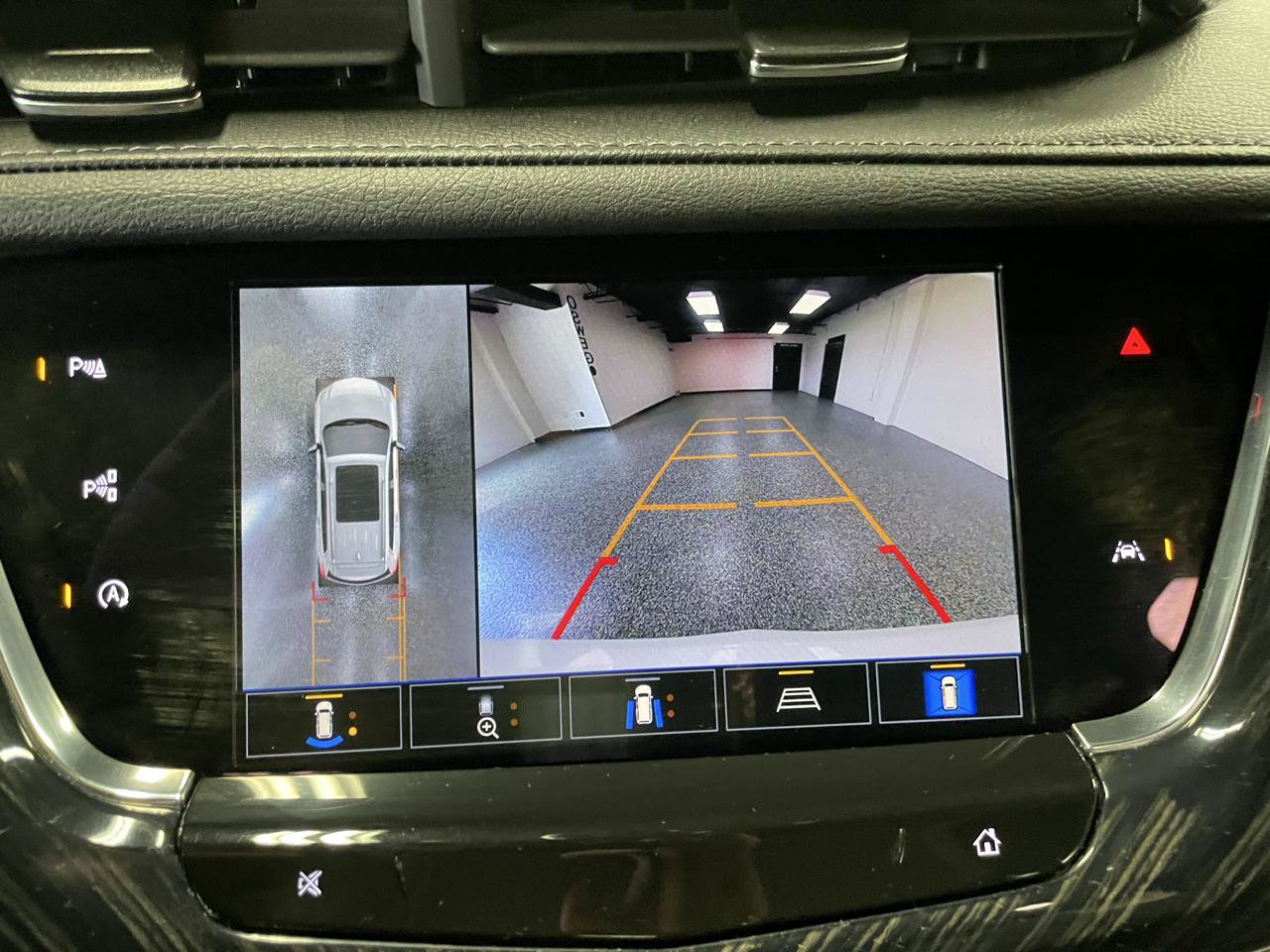 Used 2025 Cadillac XT6 Premium Luxury w/ Technology Package FWD image 27