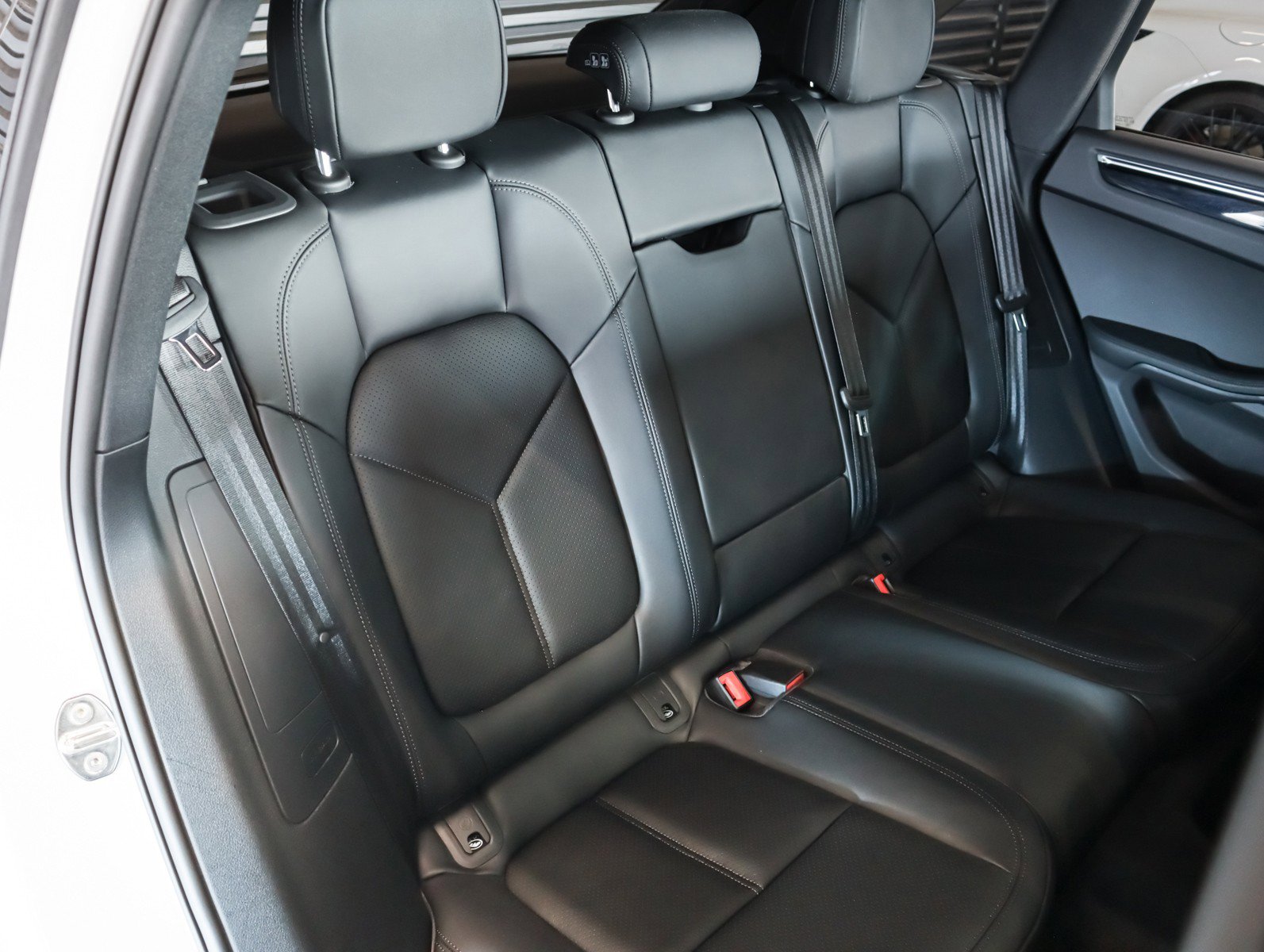 Certified 2025 Porsche Macan image 6