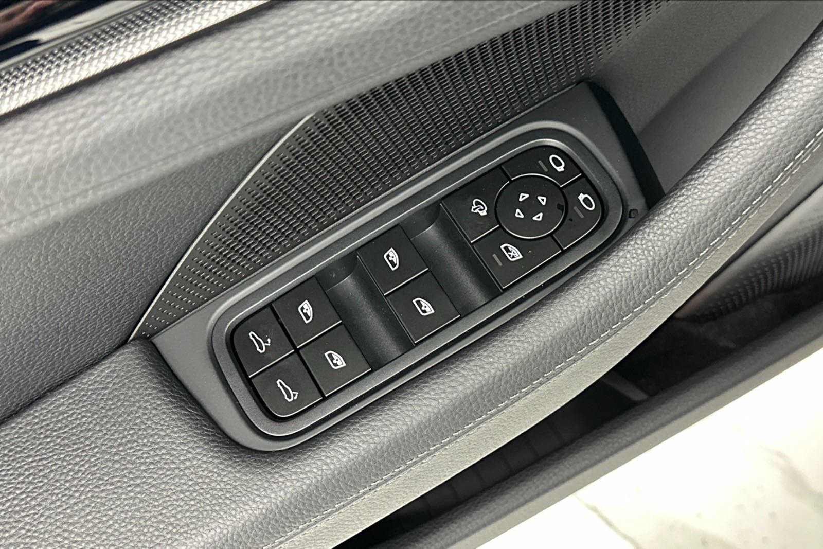 Certified 2025 Porsche Panamera 4 AWD/4WD image 26