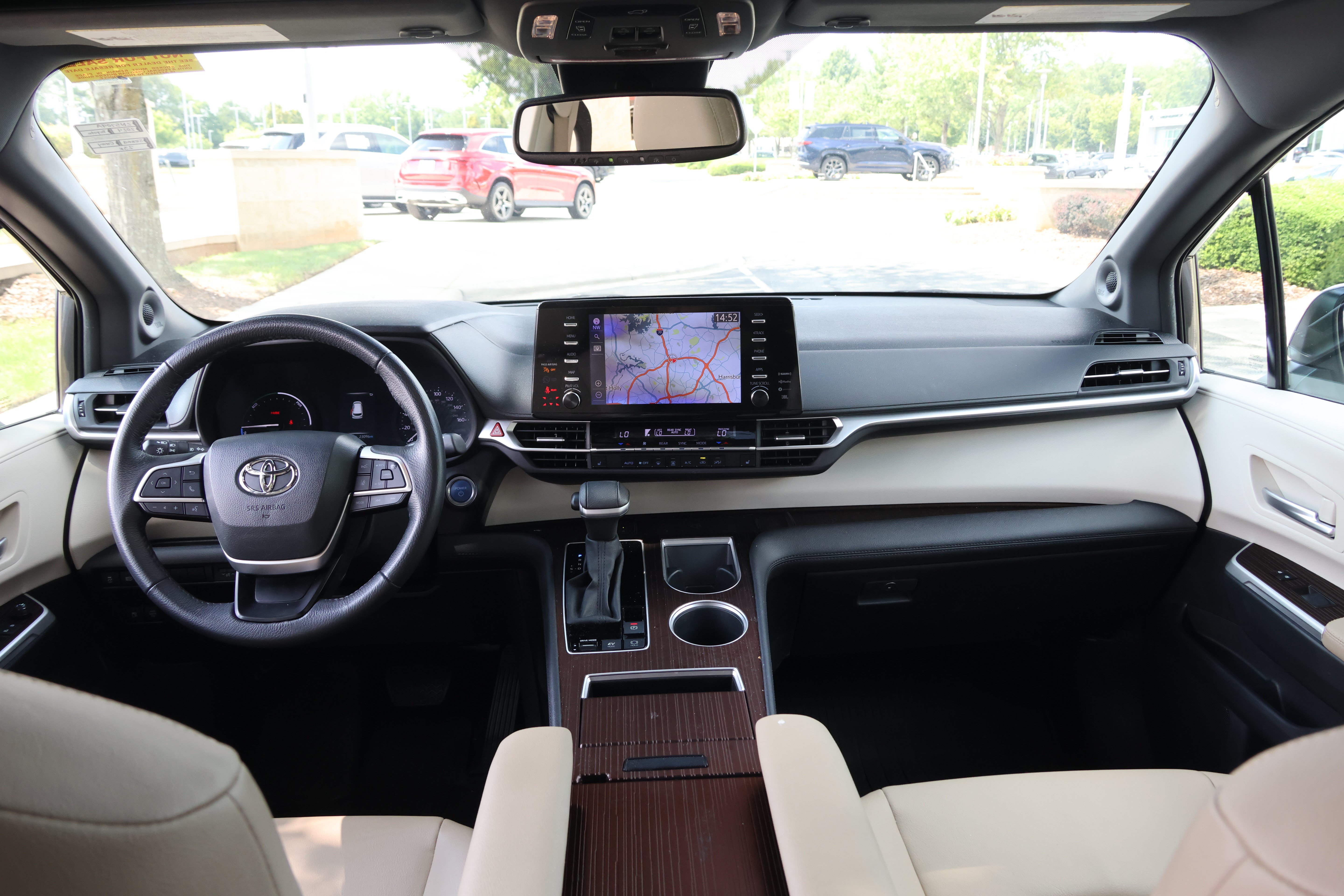 Used 2024 Toyota Sienna XLE w/ XLE Plus Package FWD image 16