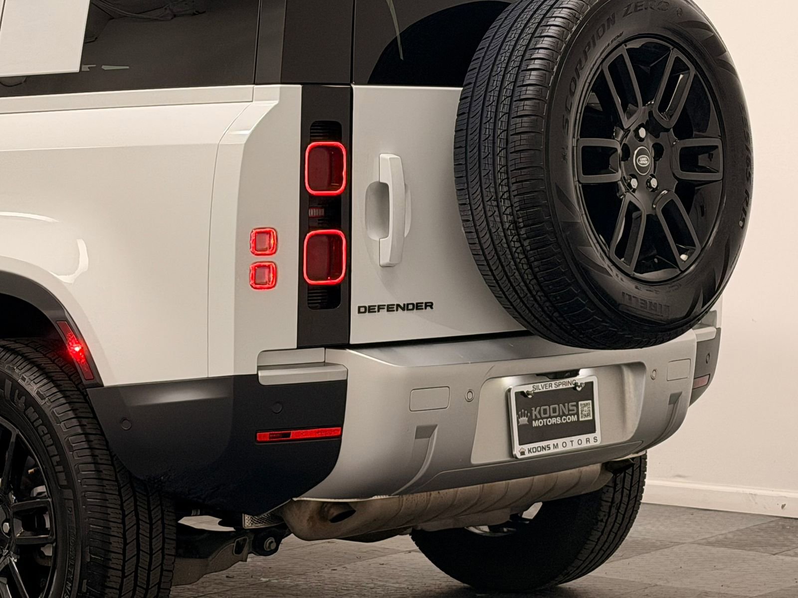 Used 2025 Land Rover Defender 110 S AWD/4WD image 7