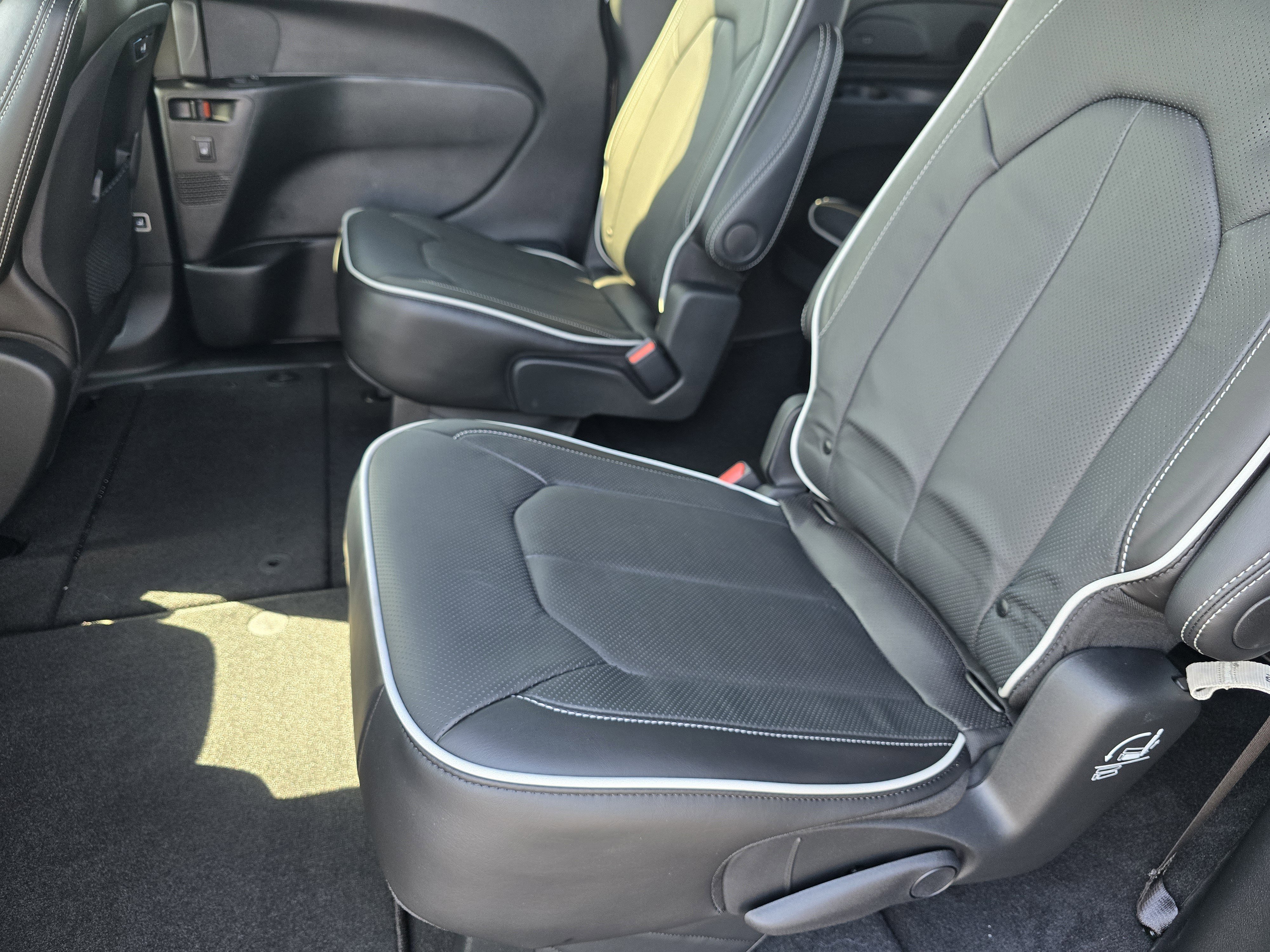 New 2026 Chrysler Pacifica Limited w/ S Appearance Package image 21