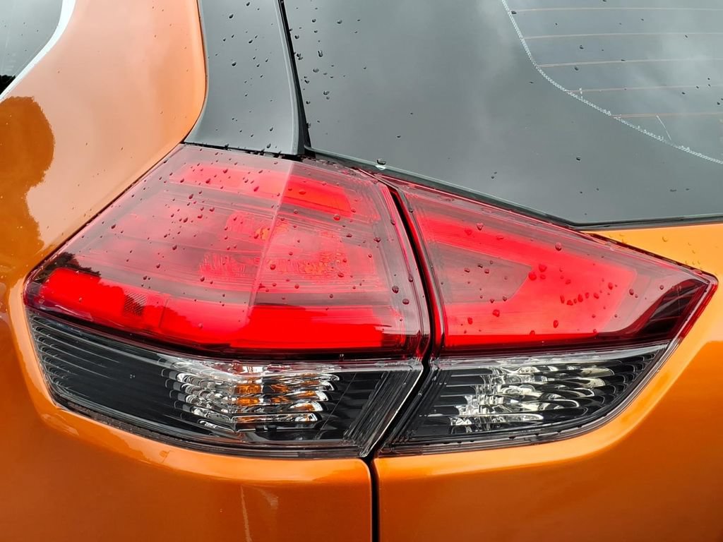 Used 2017 Nissan Rogue S AWD/4WD image 8