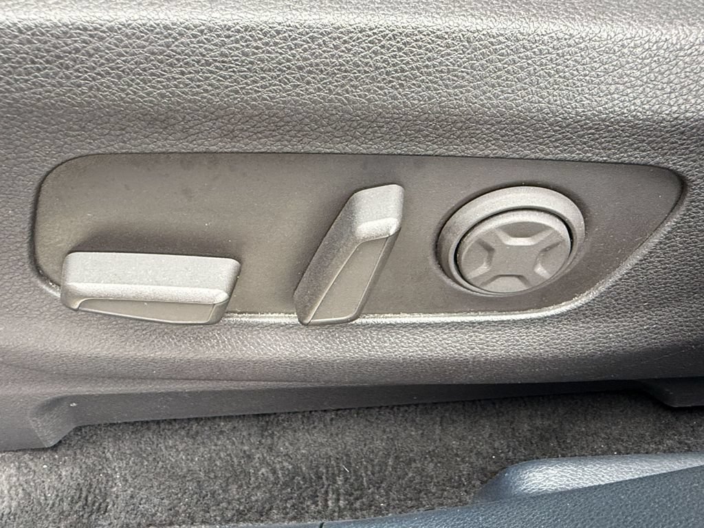 Used 2025 Kia Carnival EX FWD image 18