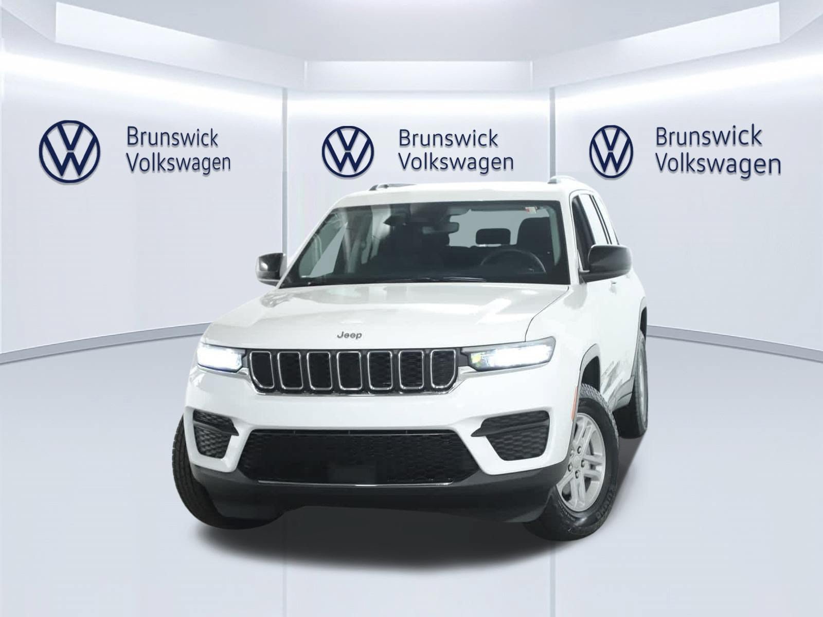 Used 2023 Jeep Grand Cherokee Laredo AWD/4WD image 3