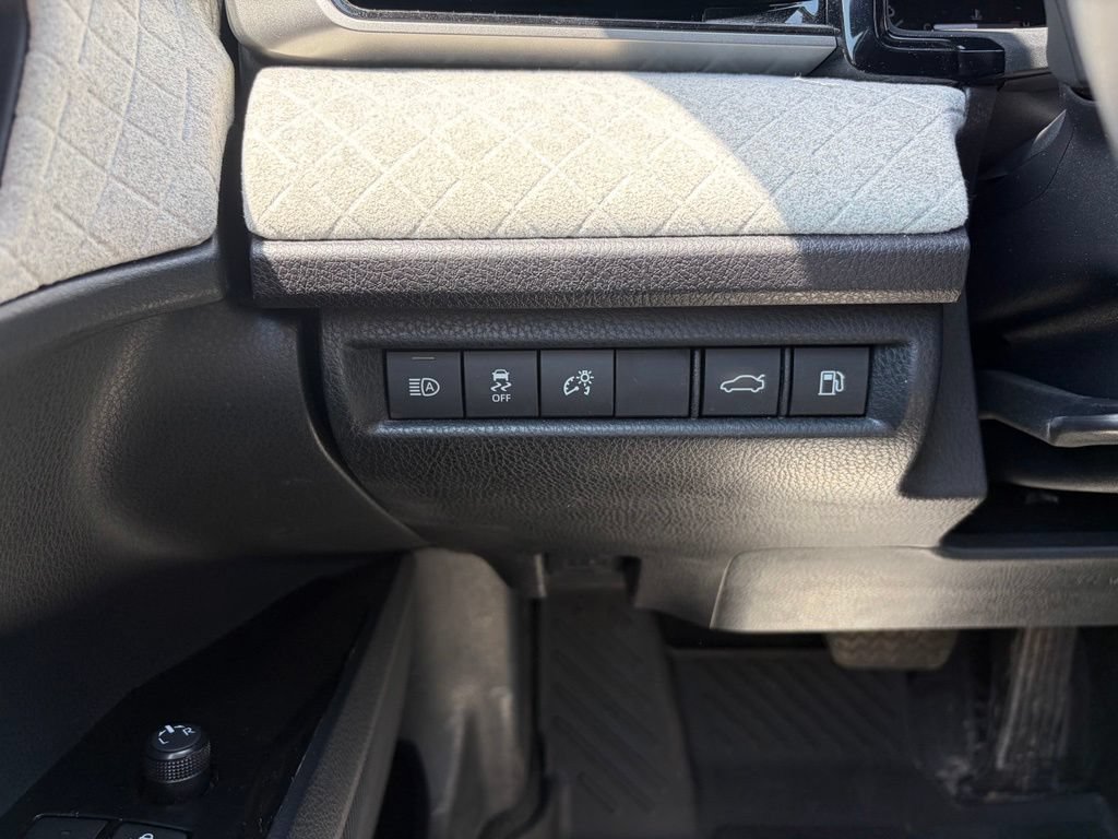 Used 2025 Toyota Camry XLE AWD/4WD image 35