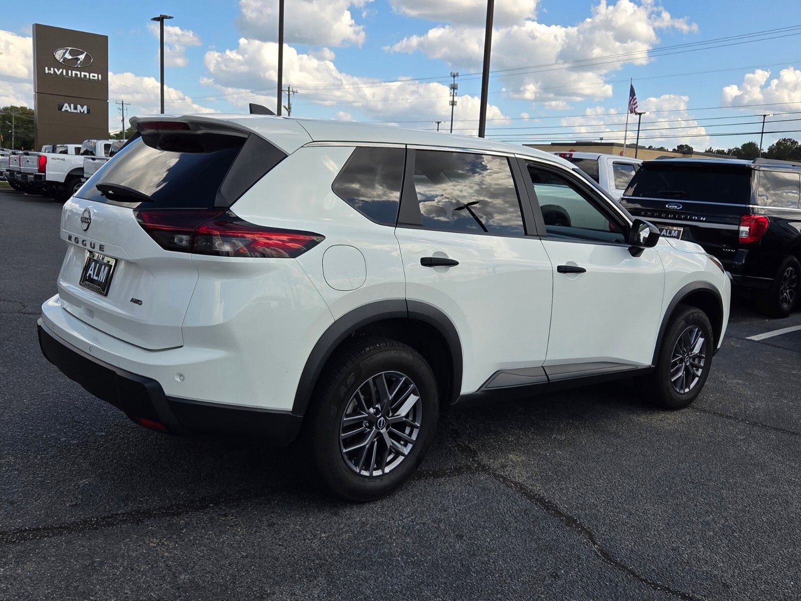 Used 2024 Nissan Rogue S image 13