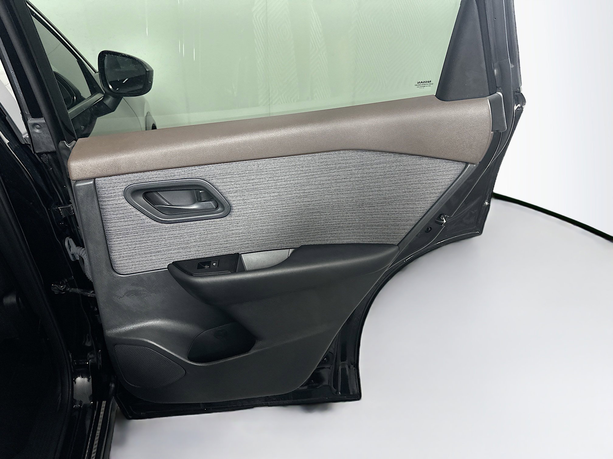 Used 2023 Nissan Rogue S image 28