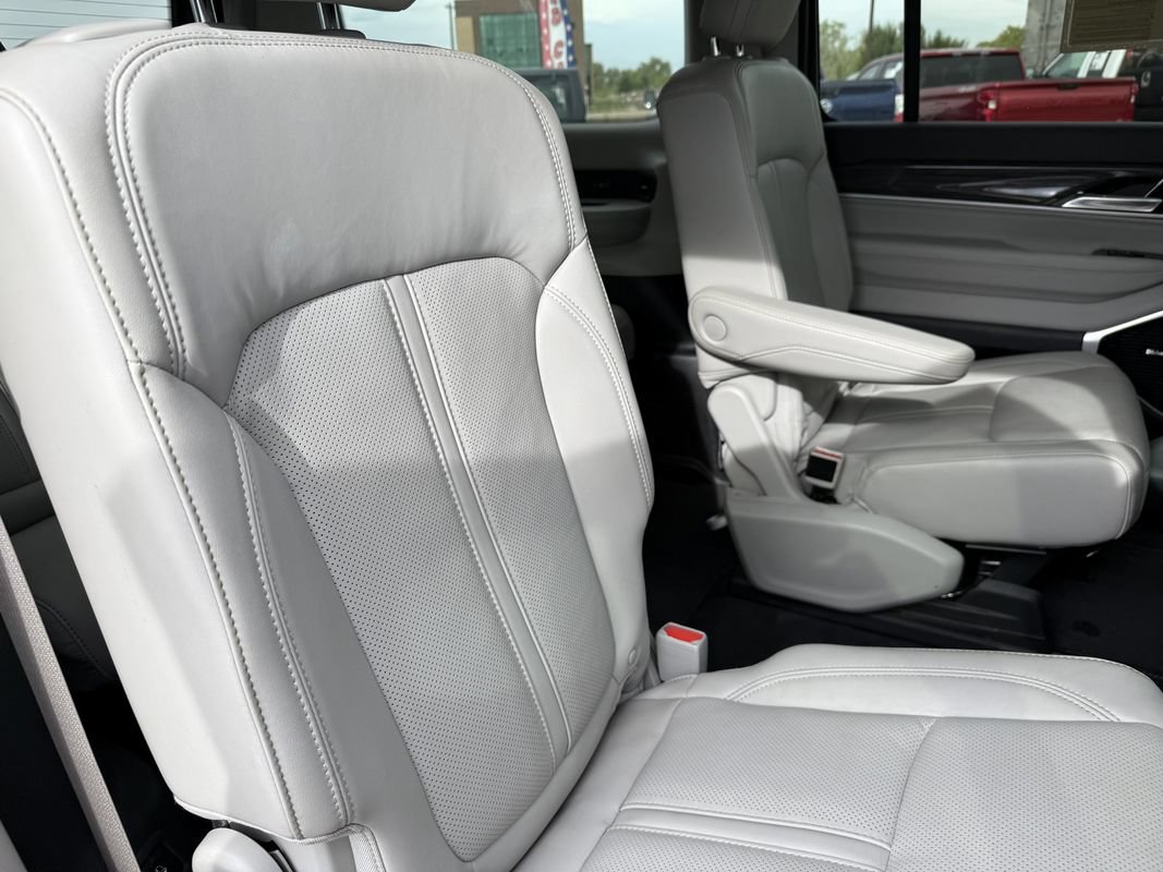 Used 2022 Jeep Wagoneer Series III w/ Premium Group I AWD/4WD image 22