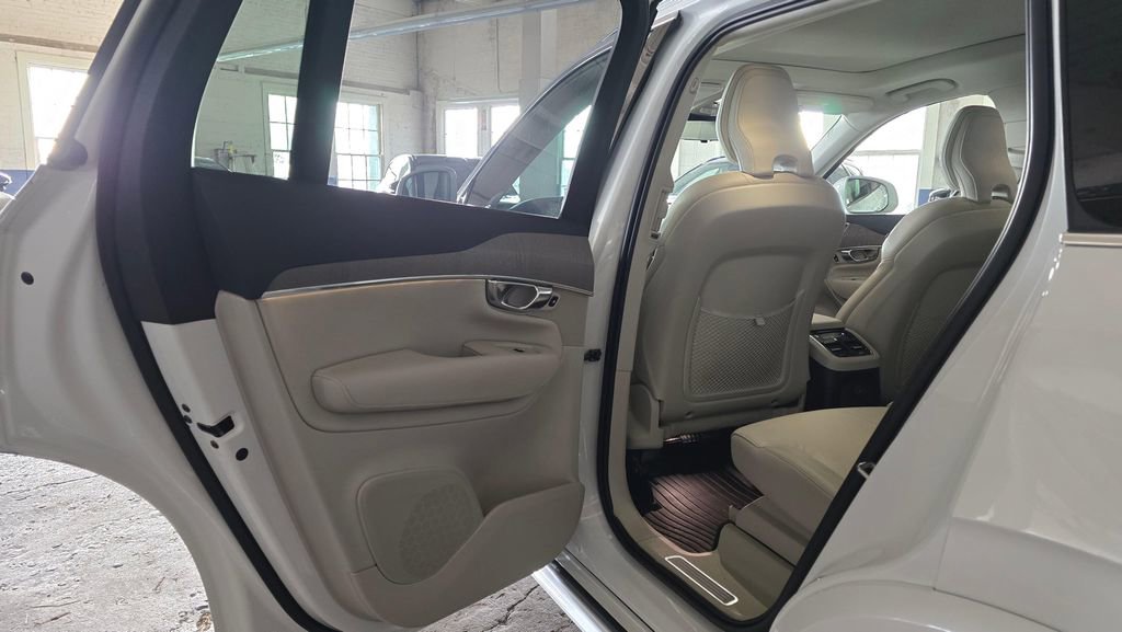 Certified 2025 Volvo XC90 T8 Plus image 15