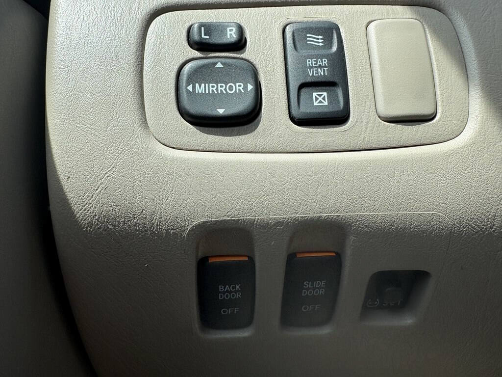 Used 2005 Toyota Sienna XLE FWD image 17