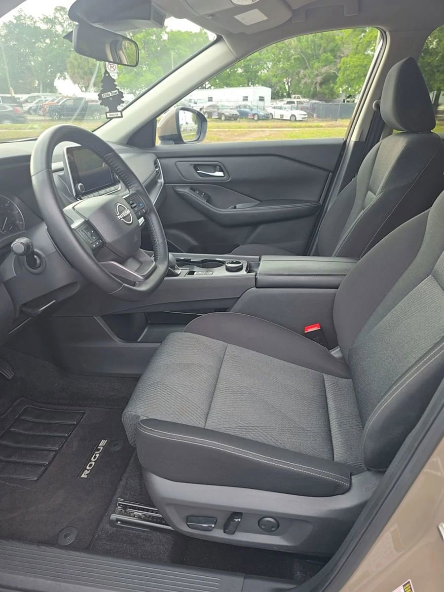 Used 2025 Nissan Rogue SV image 14