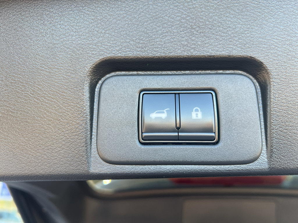 Used 2025 Nissan Rogue SV image 12