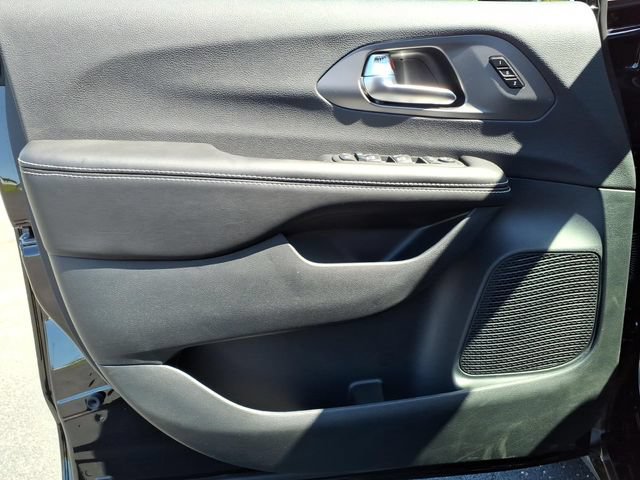 New 2027 Chrysler Pacifica Limited FWD image 10
