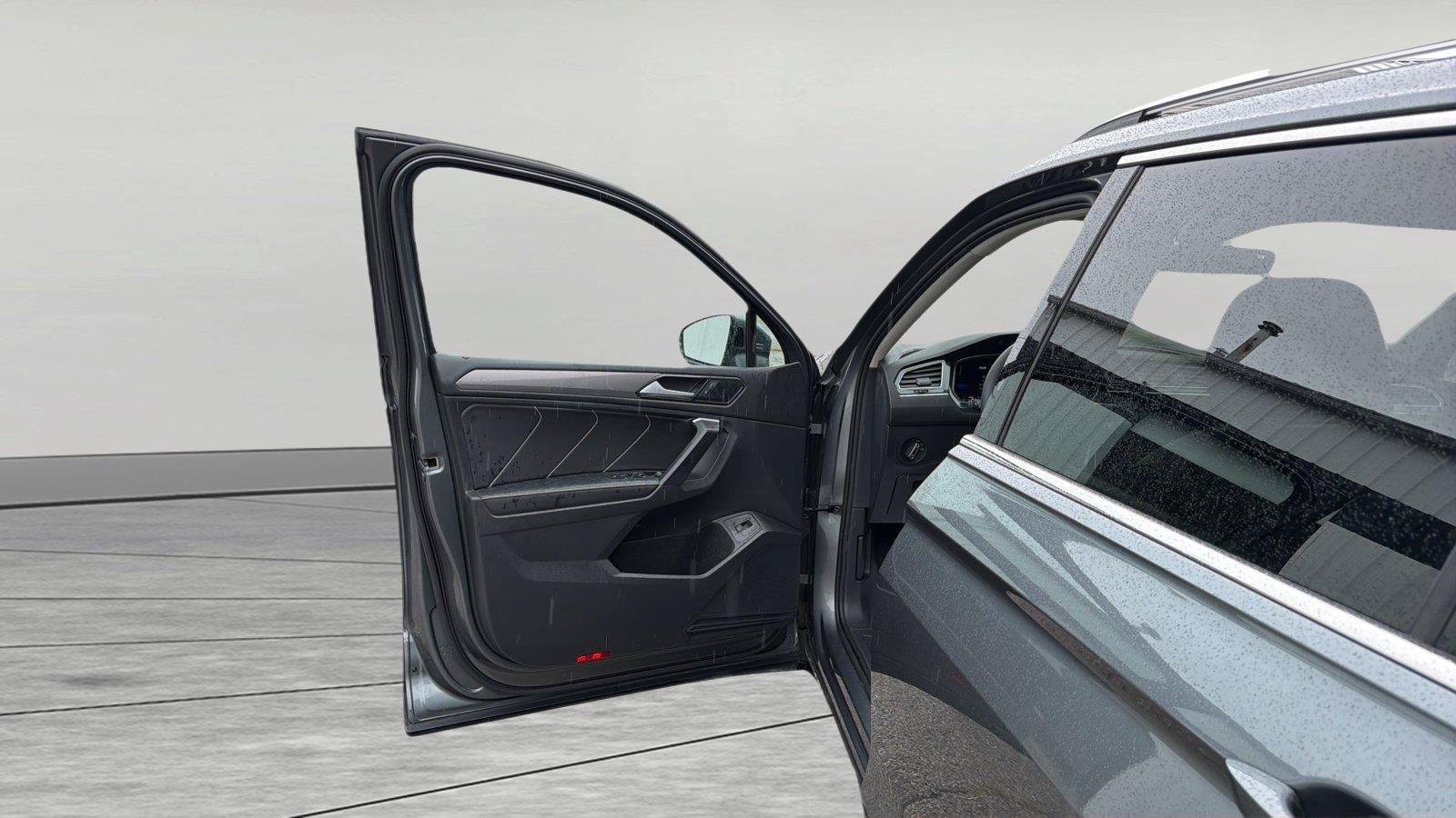 Used 2024 Volkswagen Tiguan SE w/ Panoramic Sunroof Package FWD image 15